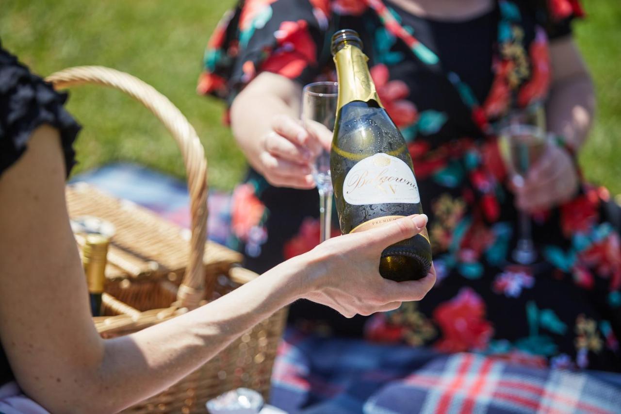 Balgownie Estate Yarra Valley Yarra Glen Extérieur photo A bottle of champagne
